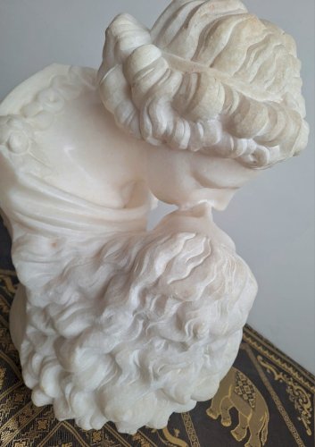 Grand marbre de Carrare d’après J-A Houdon, buste ancien « le baiser donné »