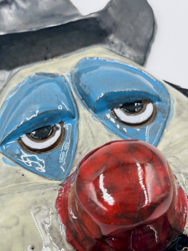 Grand masque de clown mural en terre cuite émaillée
