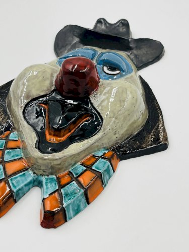Grand masque de clown mural en terre cuite émaillée