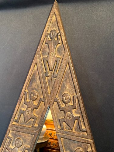 Grand miroir africaniste en bois sculpté à décor de personnages stylisés Afrique