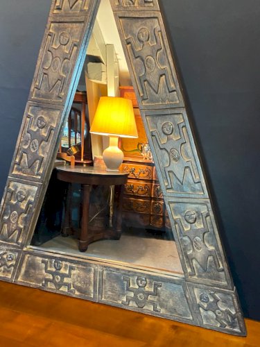 Grand miroir africaniste en bois sculpté à décor de personnages stylisés Afrique