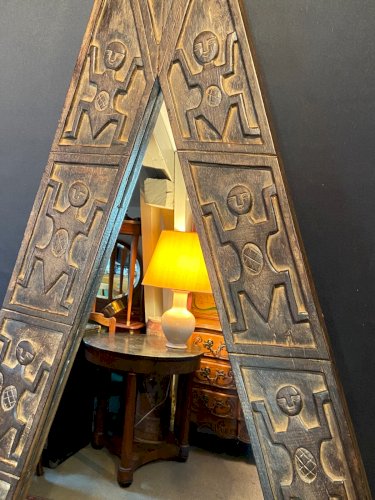 Grand miroir africaniste en bois sculpté à décor de personnages stylisés Afrique