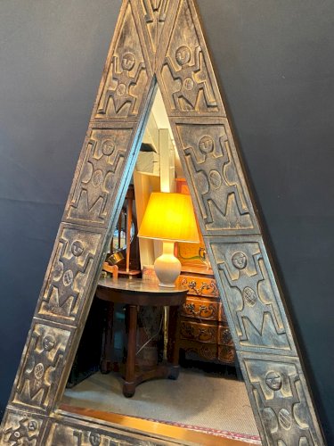 Grand miroir africaniste en bois sculpté à décor de personnages stylisés Afrique