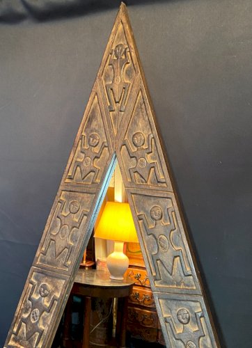 Grand miroir africaniste en bois sculpté à décor de personnages stylisés Afrique