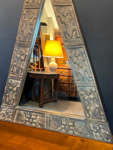 Grand miroir africaniste en bois sculpté à décor de personnages stylisés Afrique