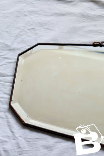Grand miroir ancien biseauté – bois foncé et nœud décoratif en métal bronzé