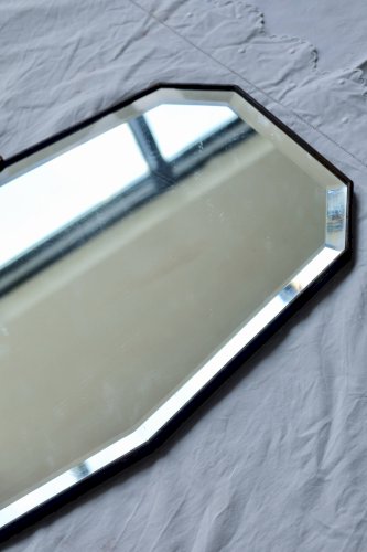 Grand miroir ancien biseauté – bois foncé et nœud décoratif en métal bronzé