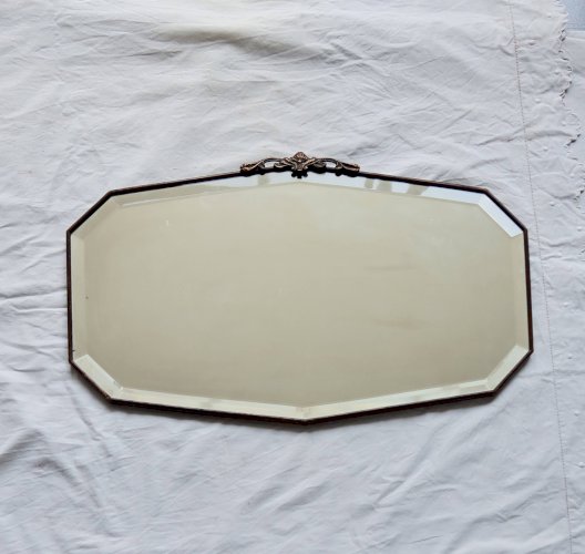 Grand miroir ancien biseauté – bois foncé et nœud décoratif en métal bronzé