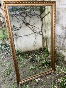 Grand Miroir ancien fin XIXe - glace biseauté bordé par un range de perles 