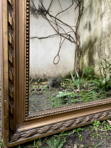 Grand Miroir ancien fin XIXe - glace biseauté bordé par un range de perles 