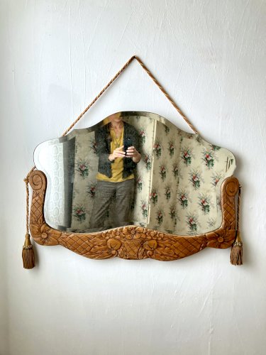 Grand miroir Art déco à suspendre, verre à double biseau, demi-cadre en bois sculpté, années 1930