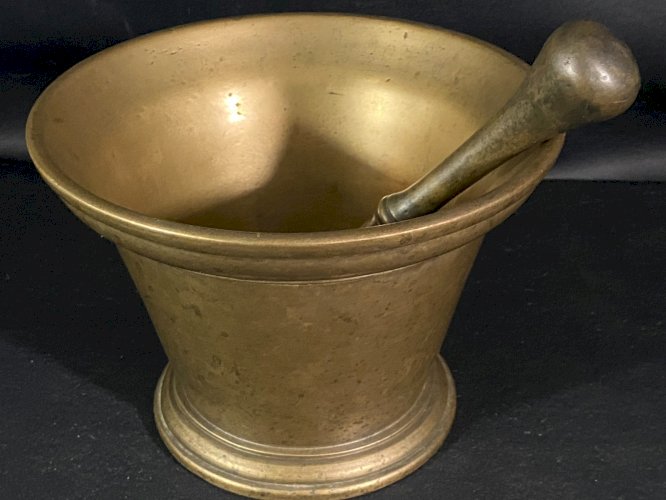 Grand mortier d'apothicaire XVIIIe en bronze avec son pilon Pharmacie 5428 gr.