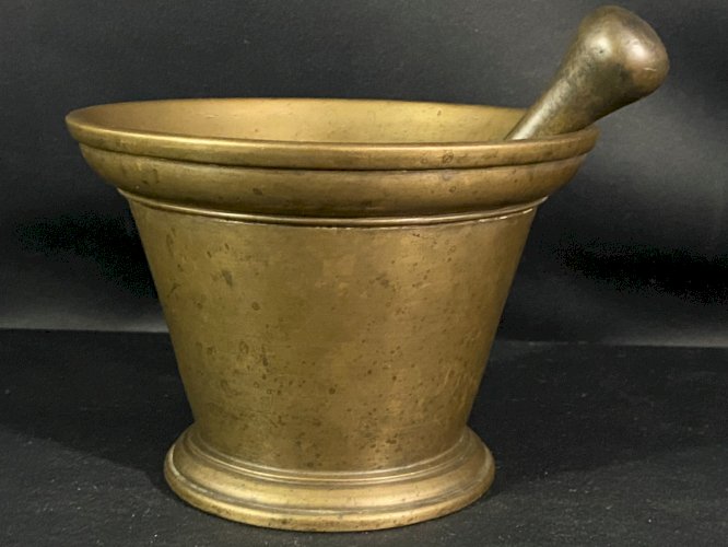 Grand mortier d'apothicaire XVIIIe en bronze avec son pilon Pharmacie 5428 gr.
