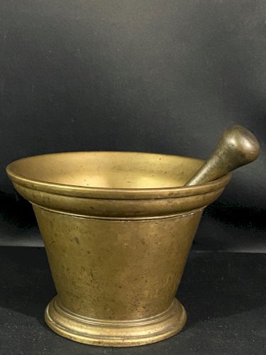 Grand mortier d'apothicaire XVIIIe en bronze avec son pilon Pharmacie 5428 gr.