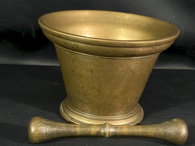Grand mortier d'apothicaire XVIIIe en bronze avec son pilon Pharmacie 5428 gr.