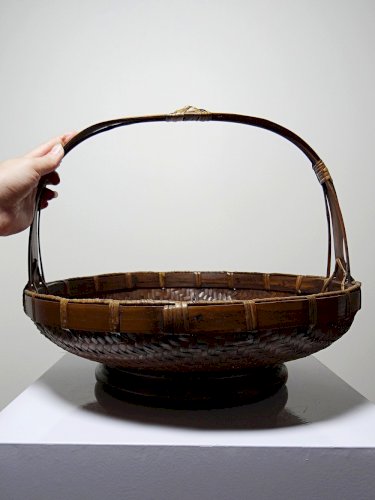 Grand panier à offrandes en bambou asiatique vintage 1920–1950
