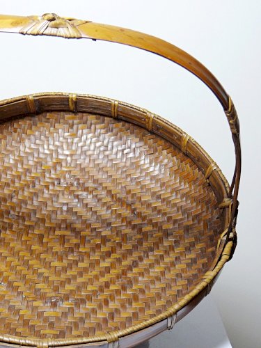 Grand panier à offrandes en bambou asiatique vintage 1920–1950
