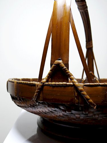 Grand panier à offrandes en bambou asiatique vintage 1920–1950