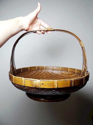 Grand panier à offrandes en bambou asiatique vintage 1920–1950
