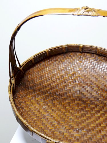 Grand panier à offrandes en bambou asiatique vintage 1920–1950