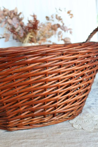Grand panier en osier foncé vintage avec anses