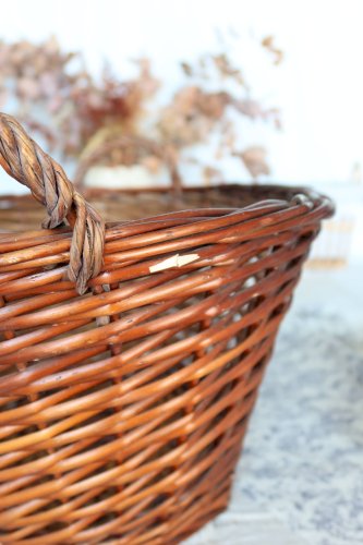 Grand panier en osier foncé vintage avec anses