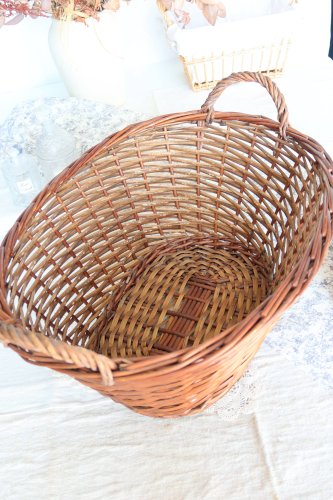 Grand panier en osier foncé vintage avec anses