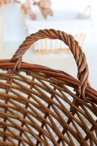 Grand panier en osier foncé vintage avec anses