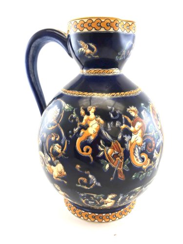 Grand pichet Gien bleu Renaissance – Faïence française – Décor d’angelots et fig