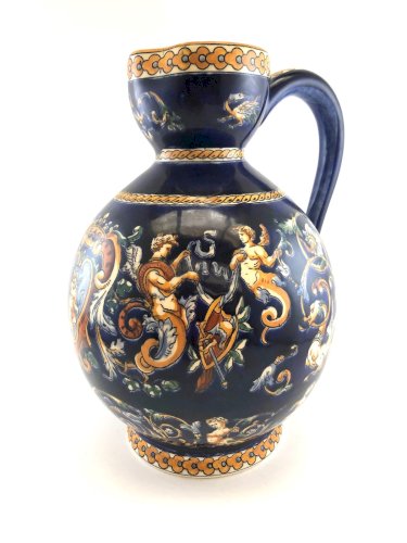 Grand pichet Gien bleu Renaissance – Faïence française – Décor d’angelots et fig