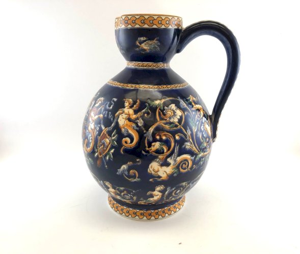 Grand pichet Gien bleu Renaissance – Faïence française – Décor d’angelots et fig