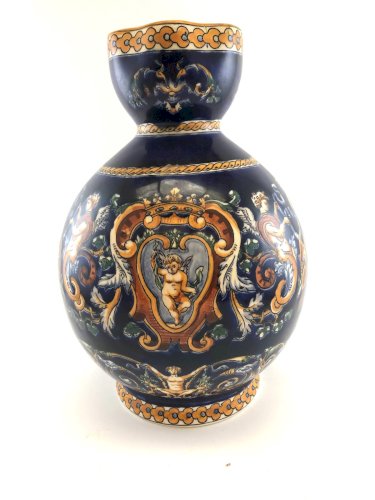 Grand pichet Gien bleu Renaissance – Faïence française – Décor d’angelots et fig