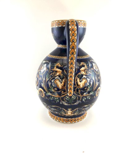 Grand pichet Gien bleu Renaissance – Faïence française – Décor d’angelots et fig