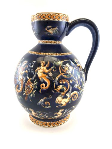Grand pichet Gien bleu Renaissance – Faïence française – Décor d’angelots et fig
