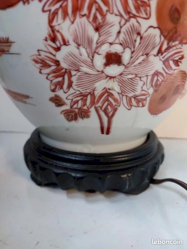 grand pied de lampe dorigine asiatique (japon?°) a decor floral et de paon en bon etat