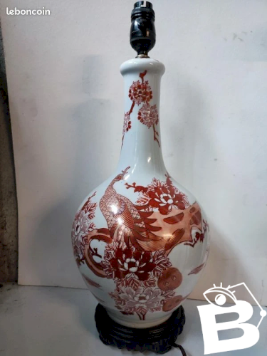 grand pied de lampe dorigine asiatique (japon?°) a decor floral et de paon en bon etat