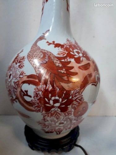 grand pied de lampe dorigine asiatique (japon?°) a decor floral et de paon en bon etat