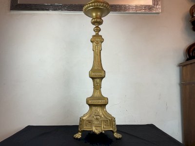 grand pique cierge d'église  en laiton repoussé XIXeme 91 cm