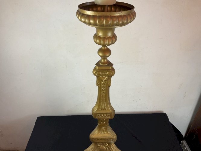 grand pique cierge d'église  en laiton repoussé XIXeme 91 cm