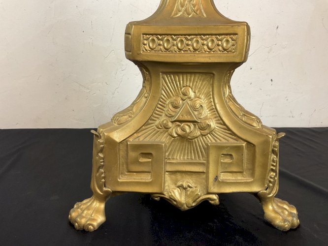 grand pique cierge d'église  en laiton repoussé XIXeme 91 cm