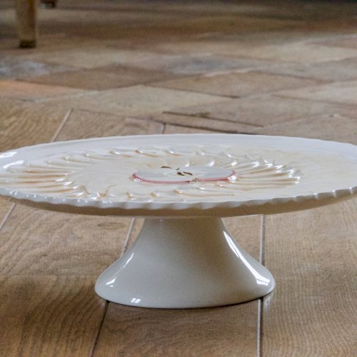 Grand plat à tarte vintage sur piédouche en barbotine tarte aux pommes