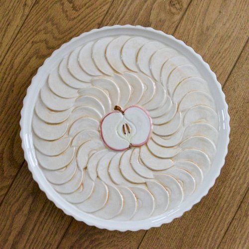 Grand plat à tarte vintage sur piédouche en barbotine tarte aux pommes