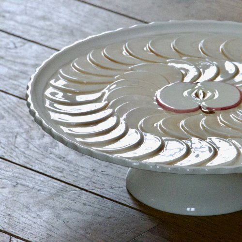 Grand plat à tarte vintage sur piédouche en barbotine tarte aux pommes