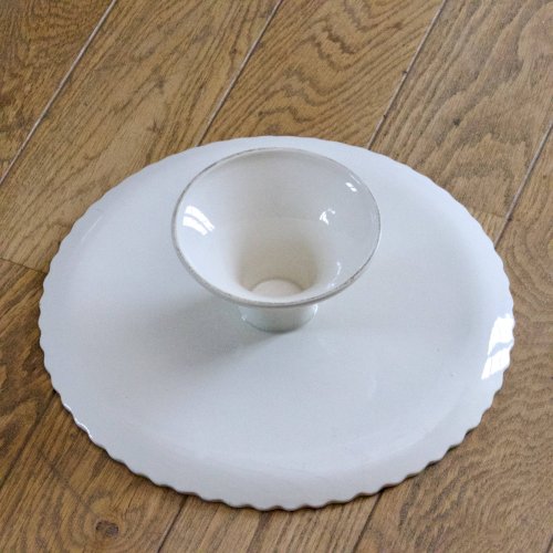 Grand plat à tarte vintage sur piédouche en barbotine tarte aux pommes