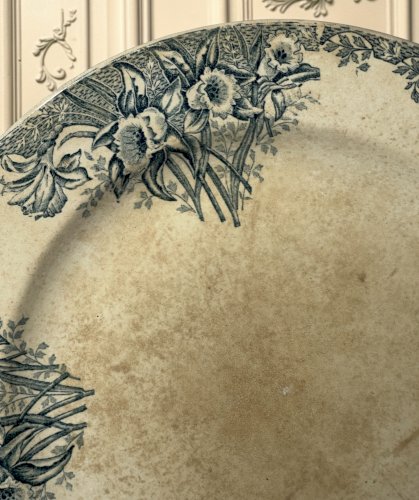 Grand plat ancien en faïence – décor floral bleu – Terre de Fer – fin XIXe / début XXe – Ø 29 cm