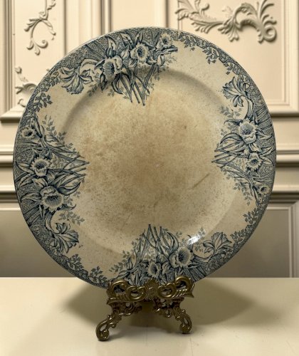 Grand plat ancien en faïence – décor floral bleu – Terre de Fer – fin XIXe / début XXe – Ø 29 cm