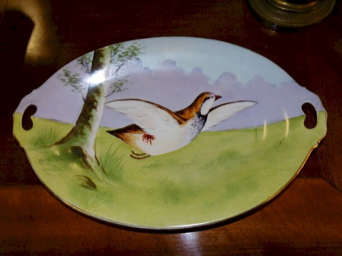 GRAND PLAT AVEC DECOR DE PERDREAUX EN PORCELAINE DE LIMOGES BOYER