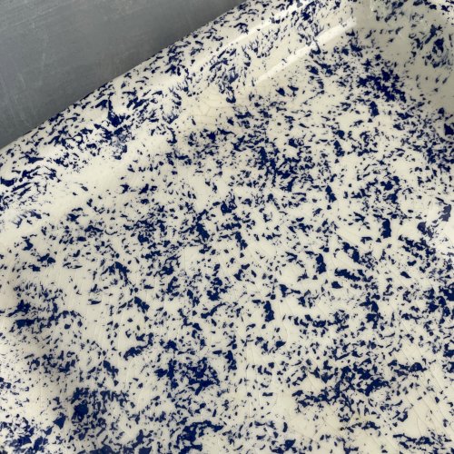 Grand plat carré vide poche céramique émaillé moucheté blanc bleu marqué PAULINE