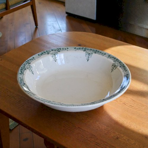 Grand plat creux saladier XIXe terre de fer signé Sarreguemines Verdun