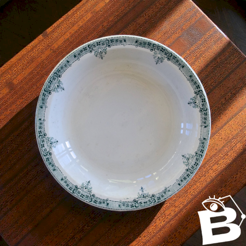 Grand plat creux saladier XIXe terre de fer signé Sarreguemines Verdun